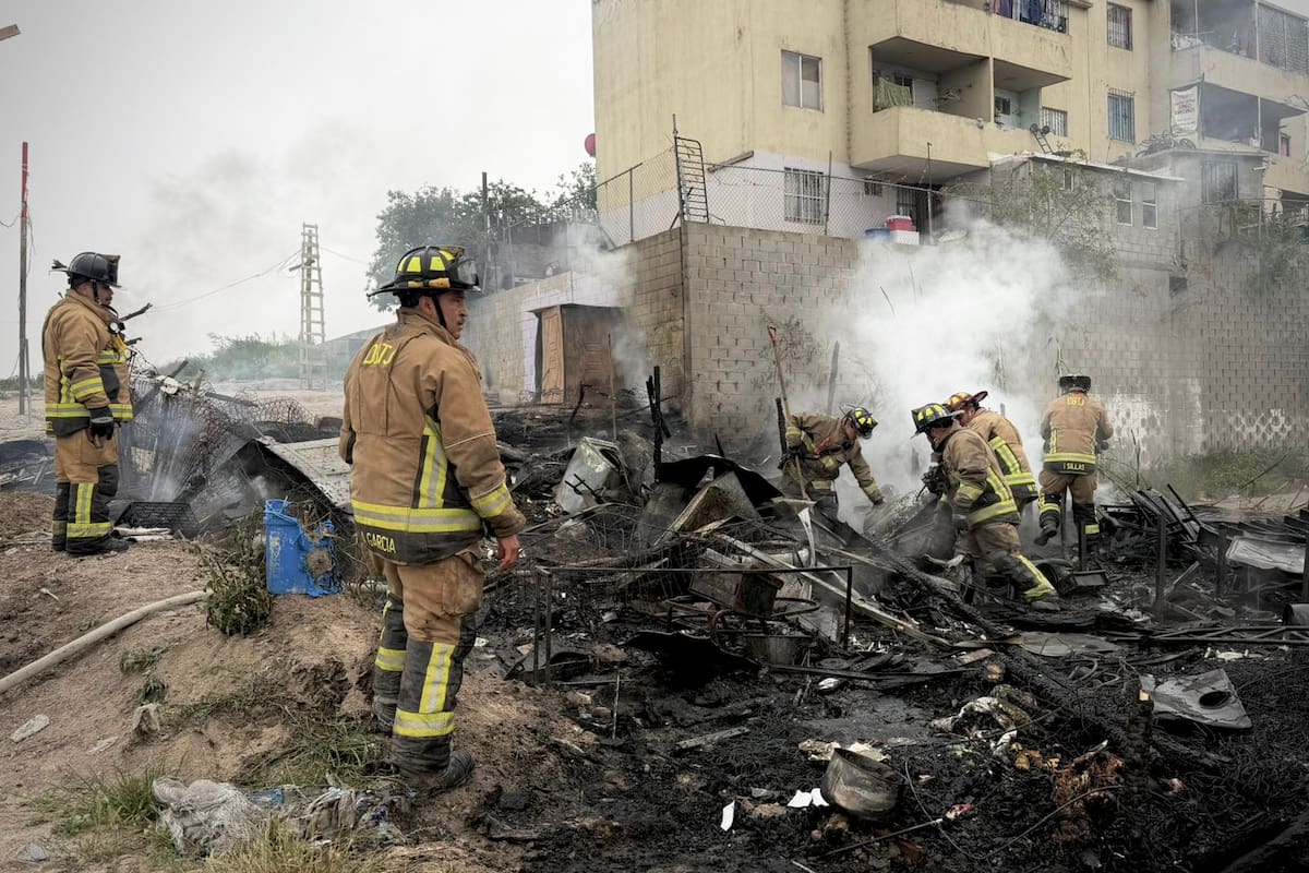 Fuego consume vivienda de madera en zona irregular de Urbi Villas del Prado
