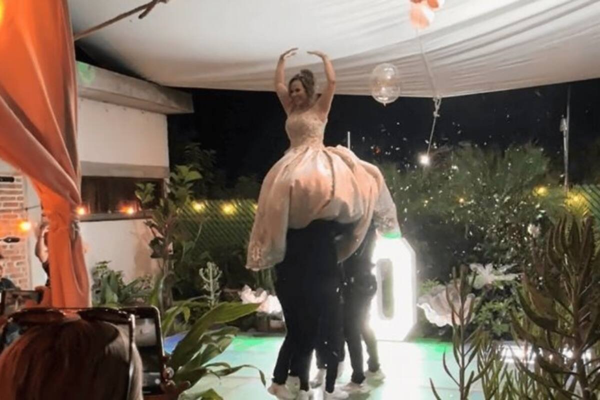 VIDEO: Mujer celebra sus 50 años con una fiesta temática de quinceañera y se vuelve viral