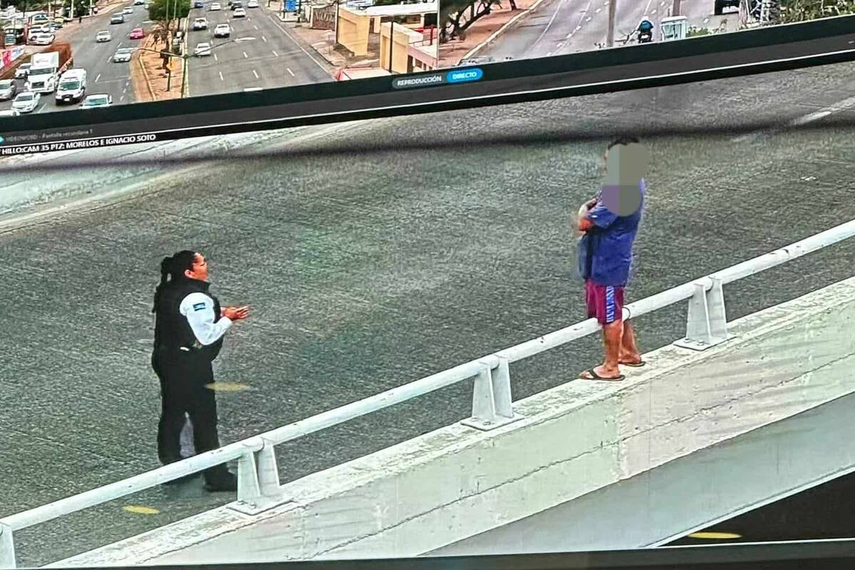 Policía Municipal rescata a hombre que amenazaba con arrojarse desde el puente del bulevar Morelos y Periférico Norte