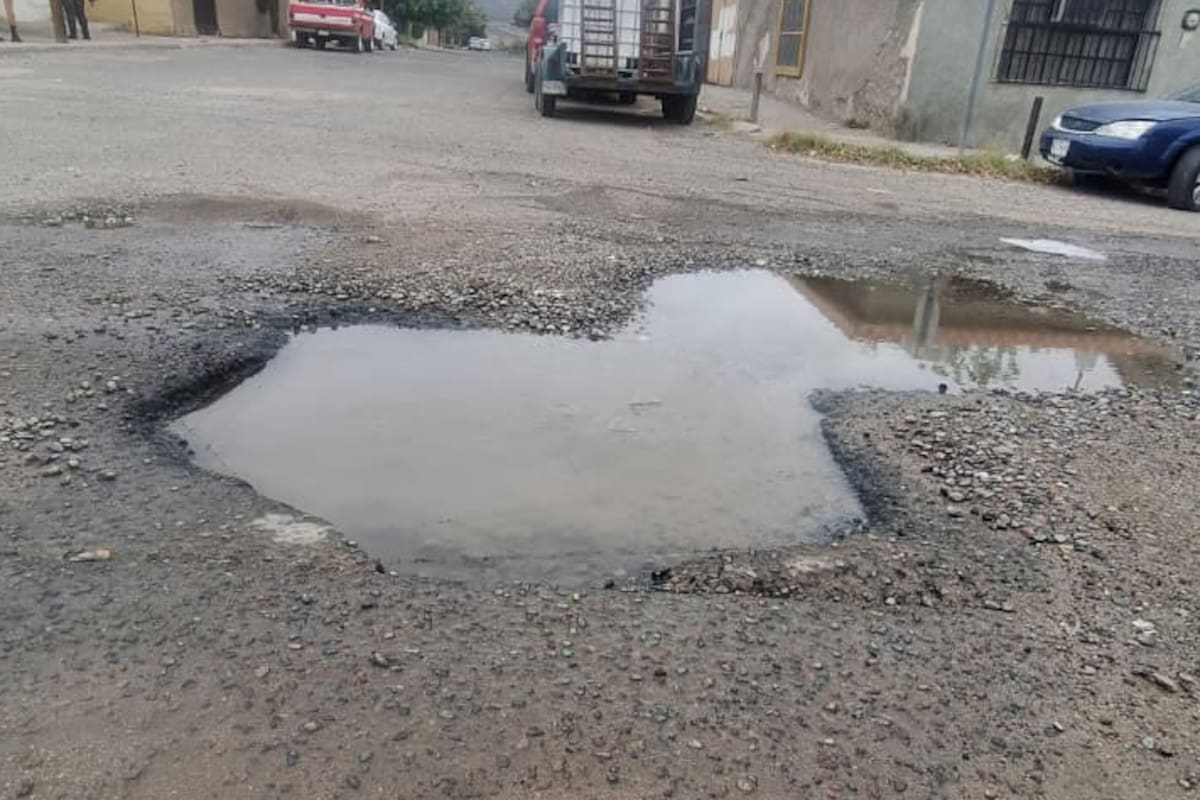 Vecinos de la colonia 5 de Mayo reportan fuga de agua potable con tres meses sin reparación