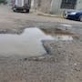Vecinos de la colonia 5 de Mayo reportan fuga de agua potable con tres meses sin reparación