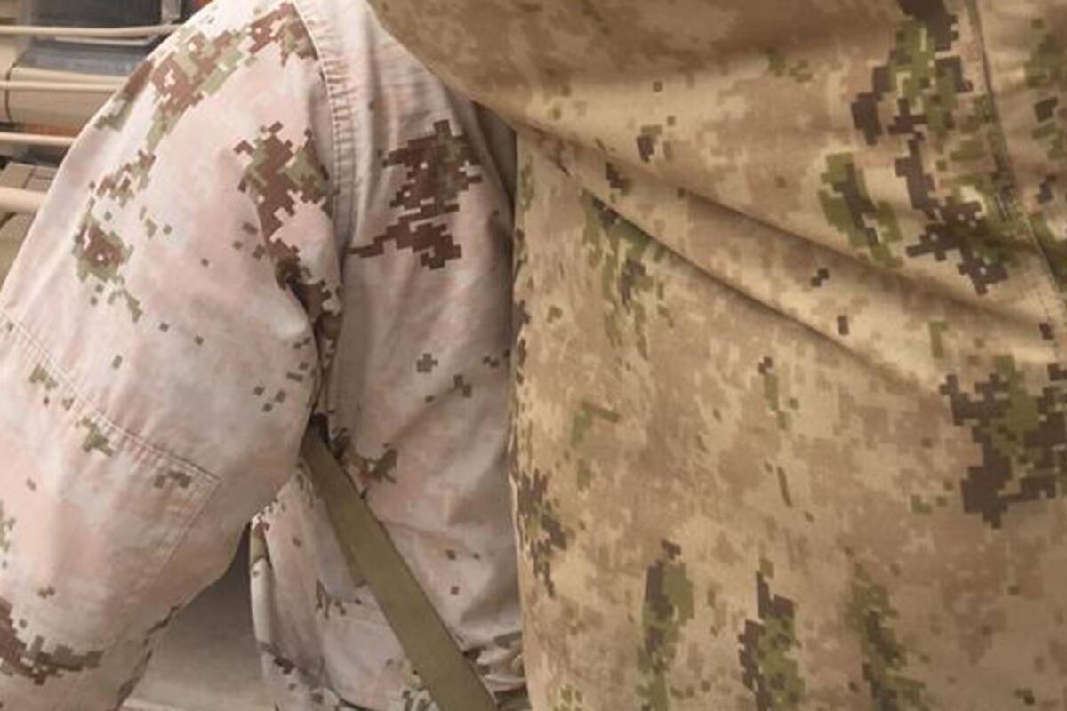 Aseguran a hombre con 70 uniformes militares en NL