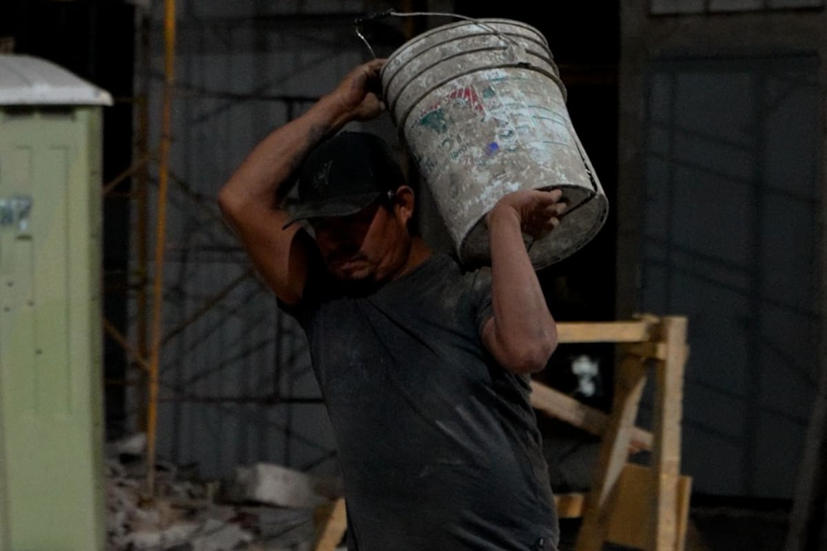 Más de 40 grados cambiaron la jornada laboral en Mexicali; así trabajan ahora los albañiles