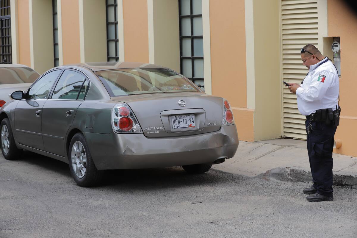Tránsito Municipal podría poner en marcha este año, o inicios del próximo, el programa de retiro de automóviles mal estacionados, los cuales
obstruyen banquetas o el paso de los peatones. Foto: Archivo digital GH