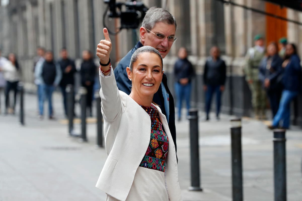 La presidenta de México, Claudia Sheinbaum (adelante) y su esposo Jesús María Tarriba (atrás), acuden a votar en las elecciones judiciales este domingo, en Ciudad de México (México). Sheinbaum acudió a votar en los comicios para elegir a magistrados y jueces en los históricos comicios para escoger mediante el voto popular los integrantes del poder judicial, impulsados por el gobierno federal. | Crédito: EFE/ Mario Guzmán