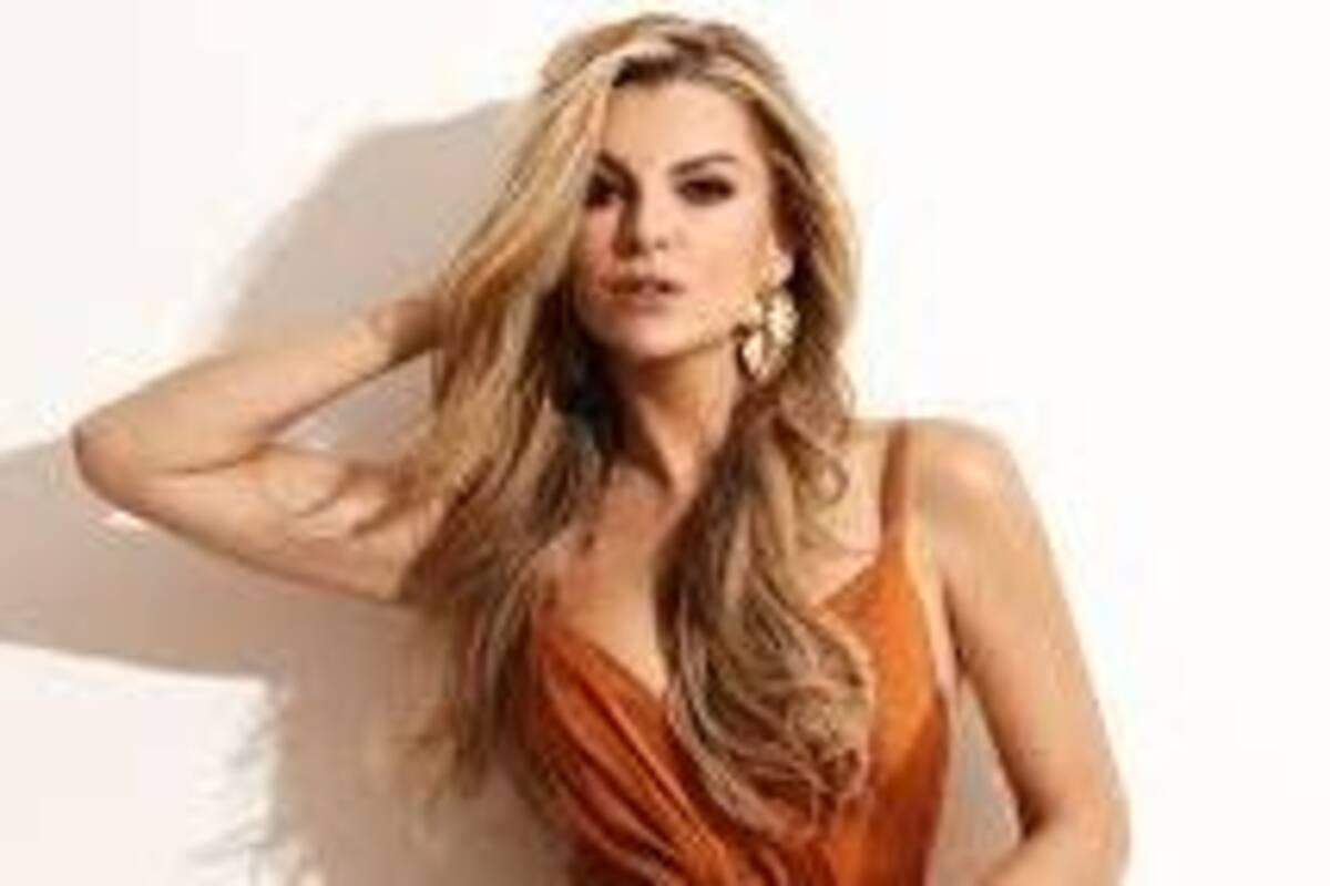Marjorie de Sousa luce bronceado con bikini dorado