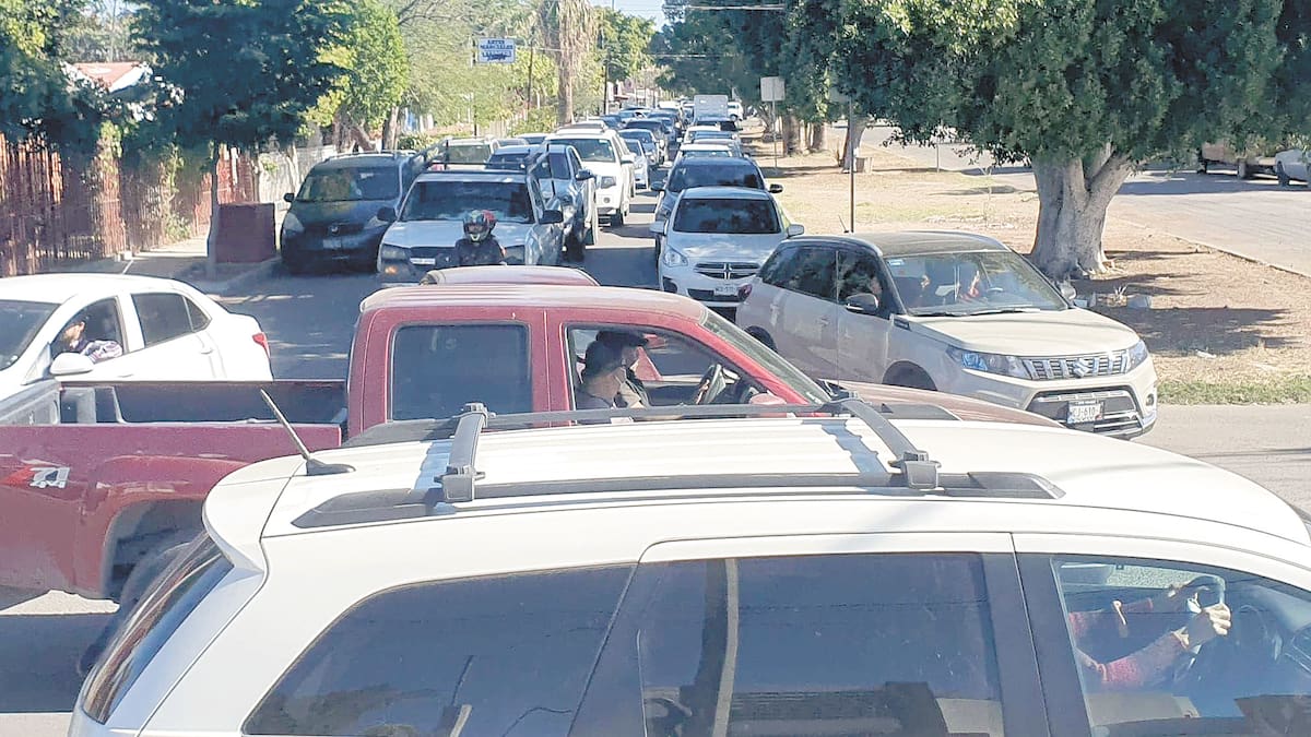 Los automovilistas se las vieron negras para circular por esta zona.