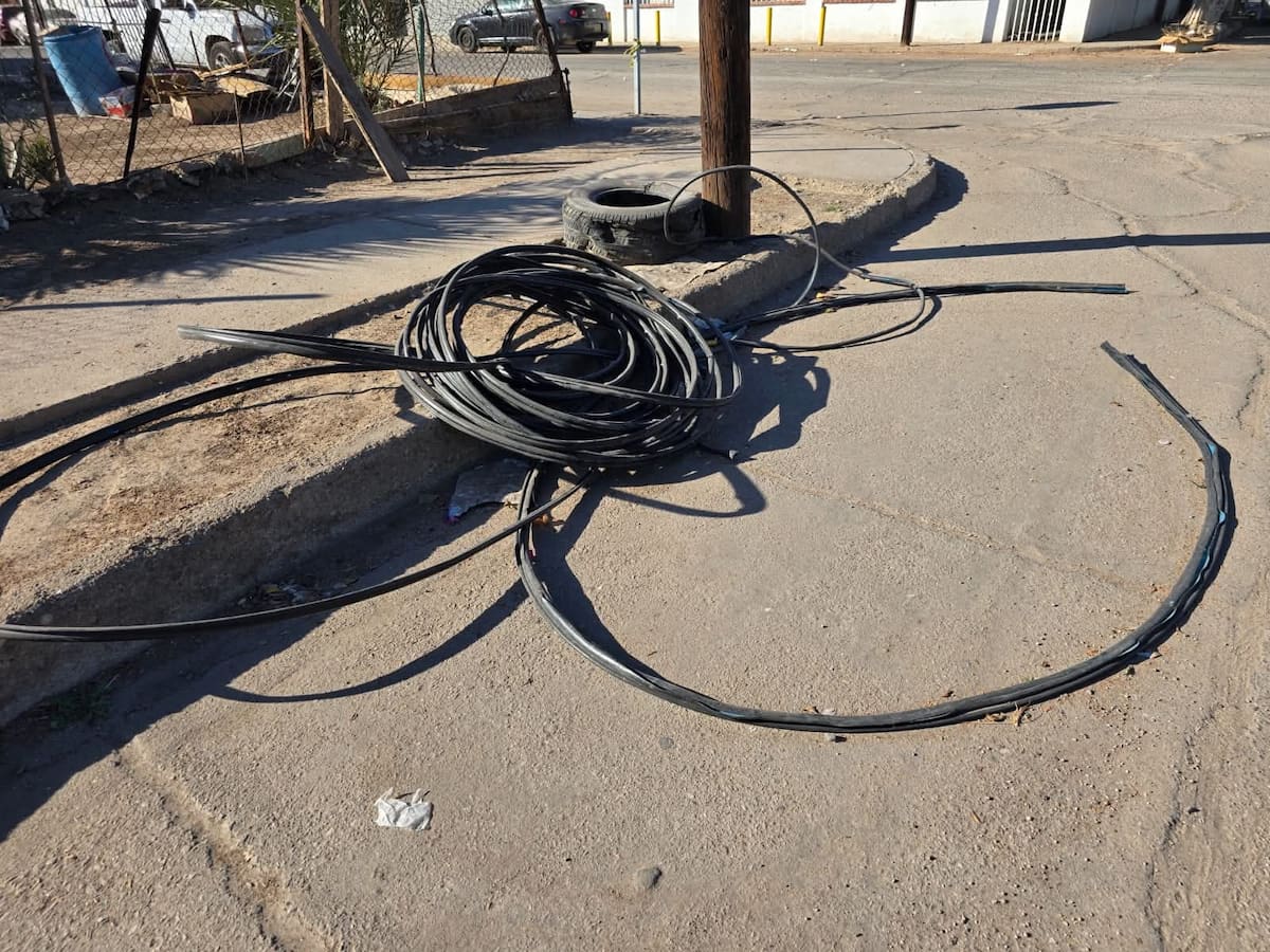 El Ayuntamiento de Mexicali analiza la aplicación de multas a empresas de telecomunicaciones y servicios que mantengan cableado en desuso en la vía pública, con el objetivo de mejorar la imagen urbana y reforzar el cumplimiento de la normativa municipal. Foto: Said Morones