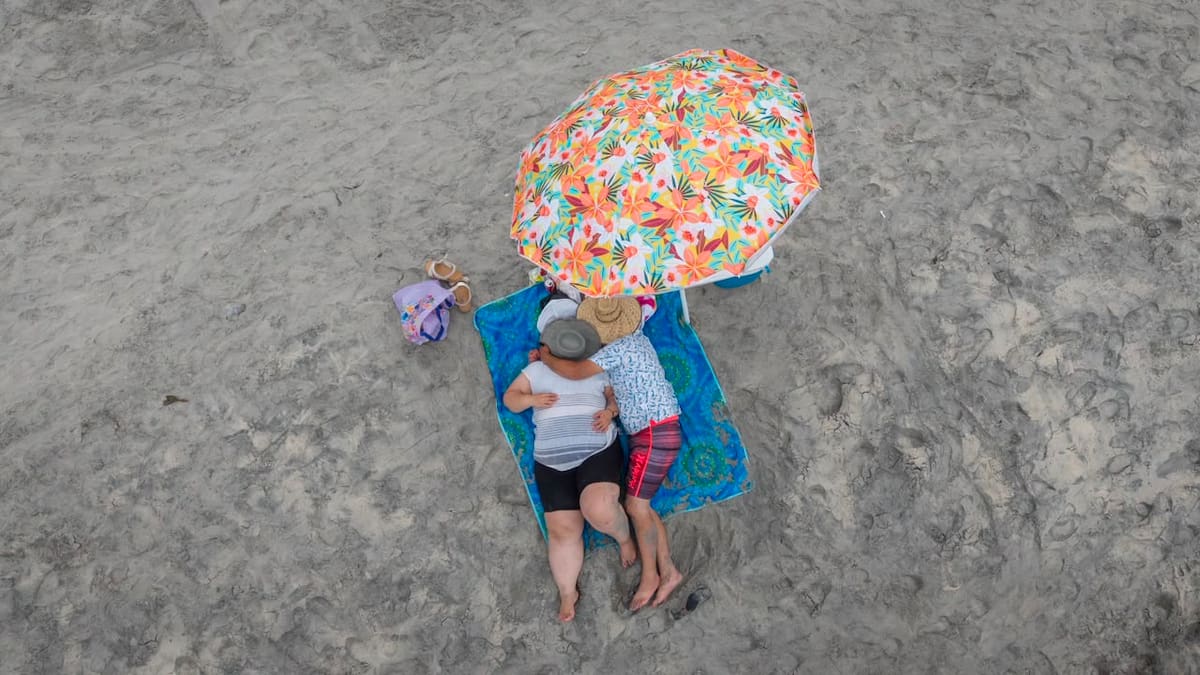 Sumario:
Cientos de personas acudieron a Playas de Tijuana para disfrutar del clima cálido, con temperaturas cercanas a 25 grados y un agradable atardecer.
Fotos: Border Zoom.