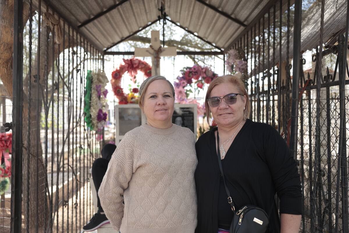 Inician el año con visita a sus seres queridos en el panteón