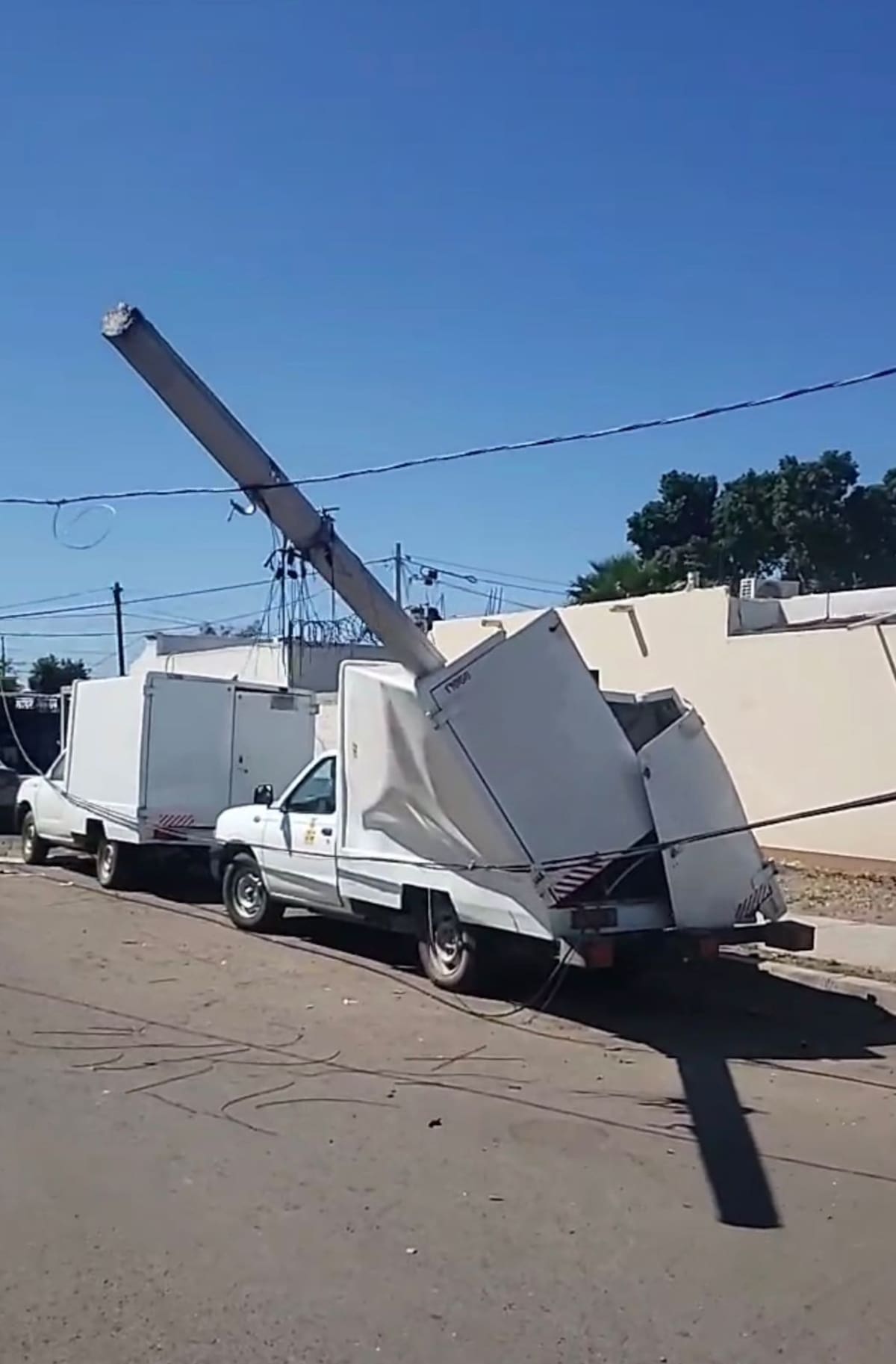El accidente dejó al menos tres vehículos dañados, afectaciones en servicios de internet y telefonía. | Foto: Mayra Echeverría