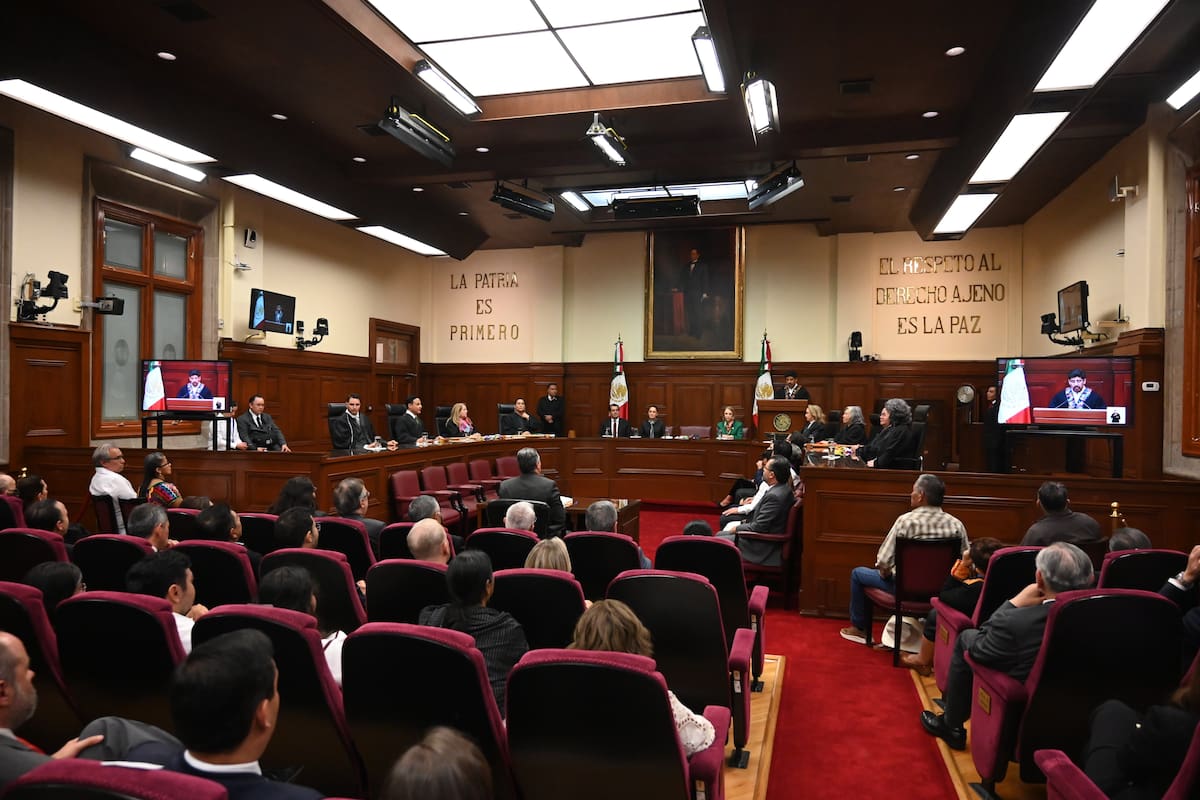 Madre se quita la ropa como protesta es los espacios de la Suprema Corte para exigir justicia por su hijo asesinado