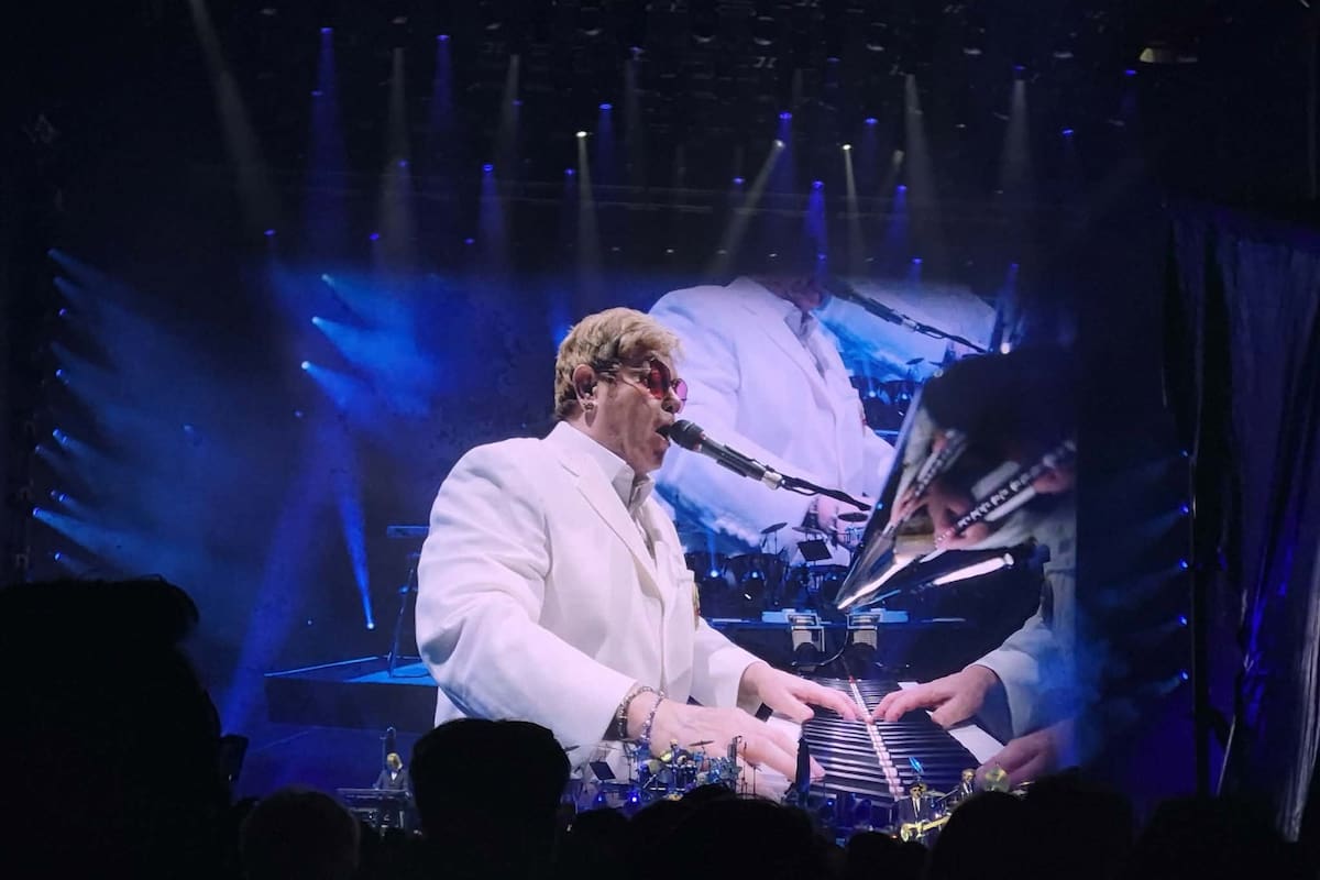 Ofrece Elton John concierto en su segundo día en CDMX