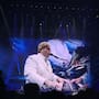 Ofrece Elton John concierto en su segundo día en CDMX