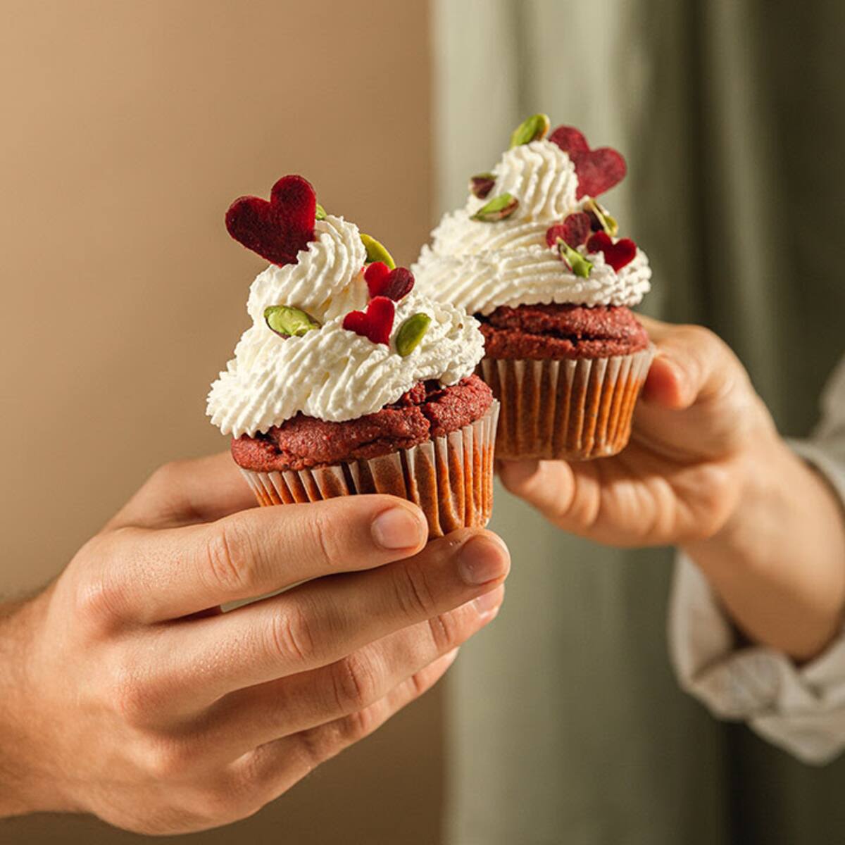 Cupcakes rojos con chips de chocolate y glaseado de coco