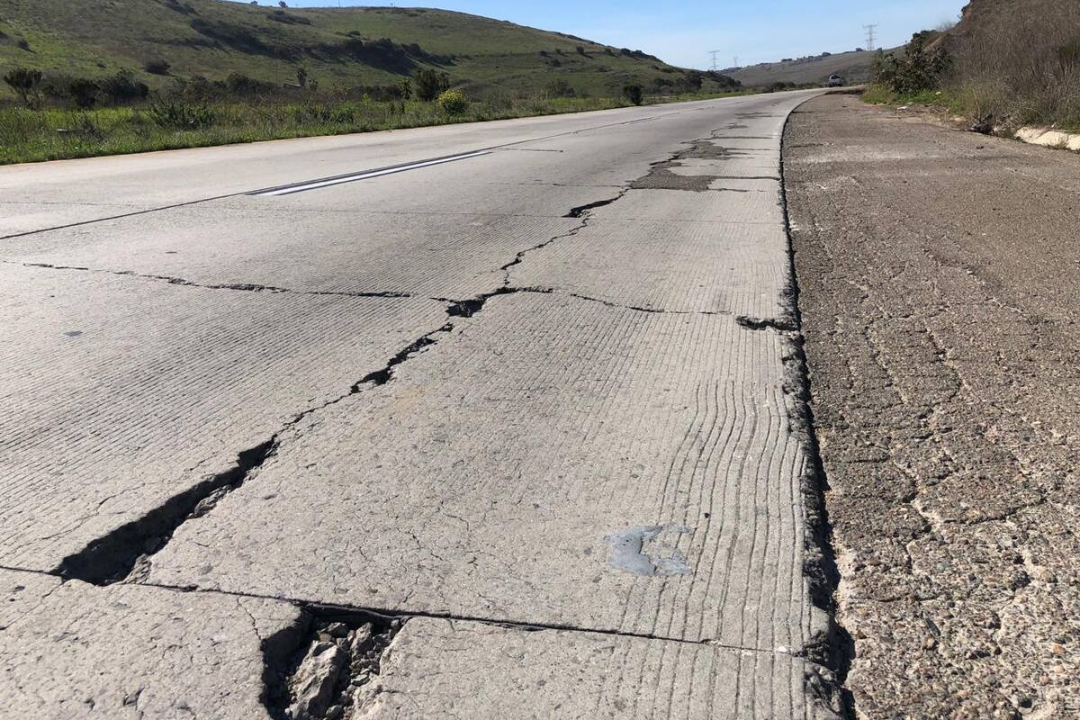 Baches en corredor 2000 representan peligro para conductores
