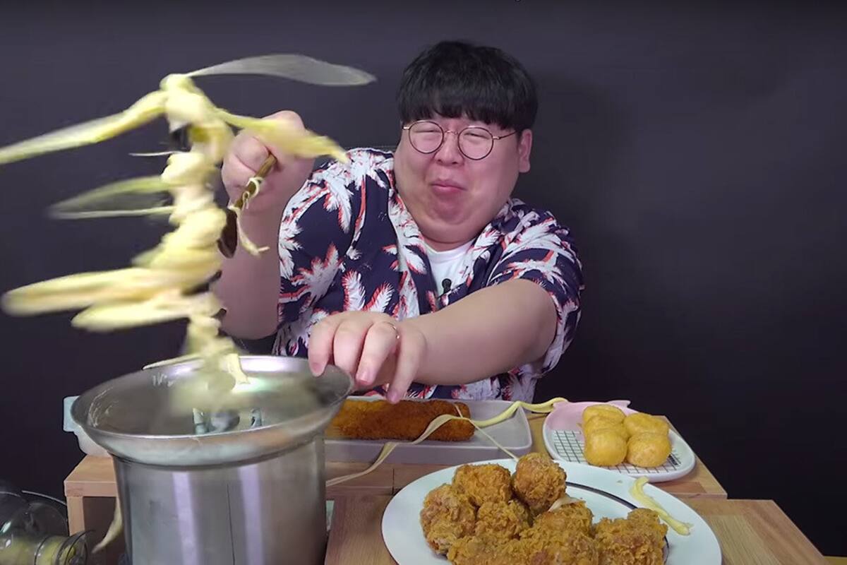 'Youtuber' gana popularidad al sufrir divertido 'ataque' de queso