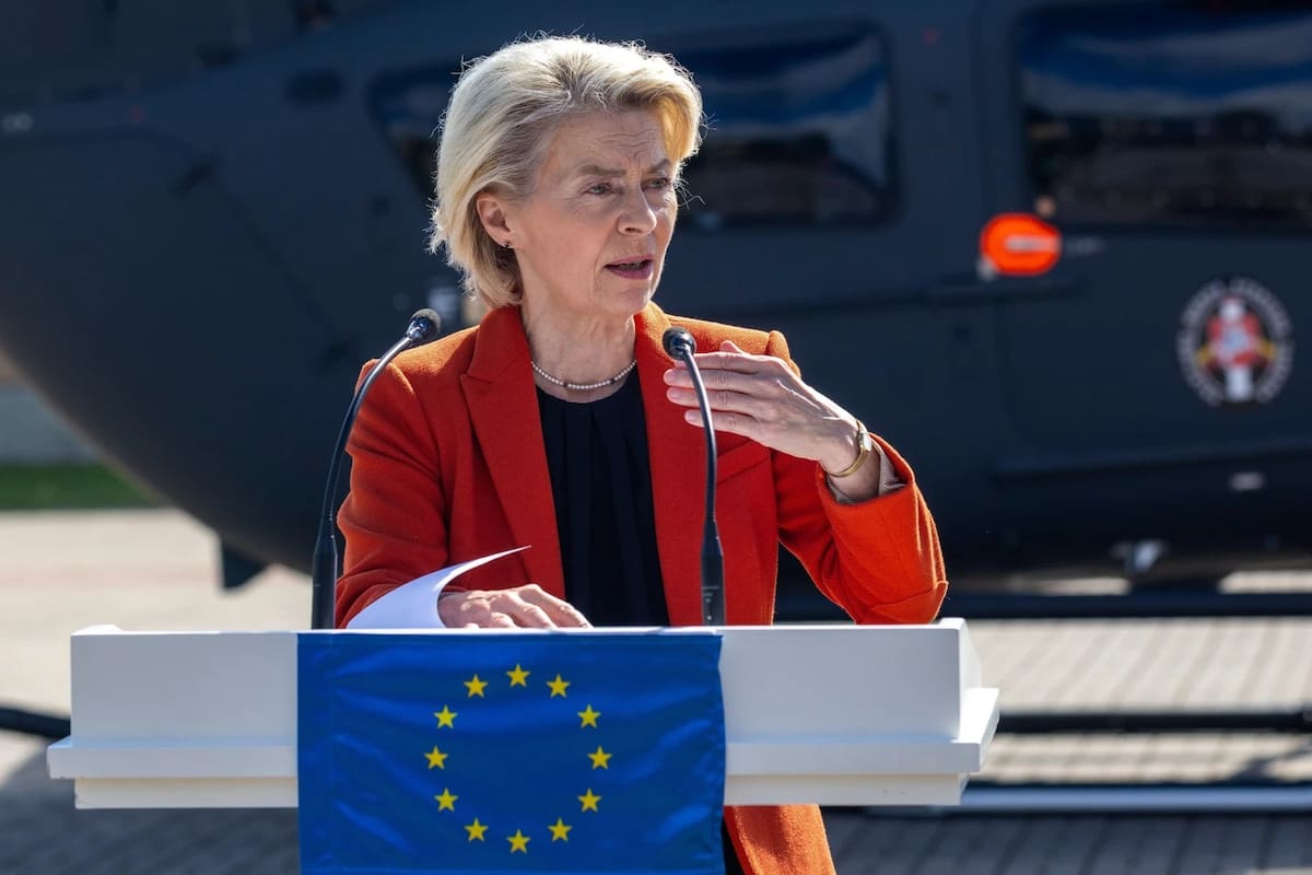 La presidenta de la Comisión Europea, Ursula von der Leyen, habla durante una conferencia de prensa conjunta con el presidente de Lituania, Gitanas Nauseda, en la Escuela de Guardias de Fronteras, cerca de la frontera entre Lituania y Bielorrusia, cerca de la aldea de Medininkai, al este de la capital, Vilna, Lituania, el lunes 1 de septiembre de 2025. | Crédito: AP/Mindaugas Kulbis