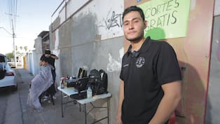 Juan Manuel CUMPLIÓ el SUEÑO de tener su propia BARBERÍA tras comenzar REGALANDO CORTES