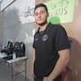 Desde una banqueta de Villa del Real, Juan ofrece cortes gratis y persigue el sueño de abrir su propia barbería