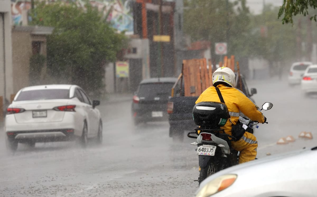 Las lluvias registradas en Hermosillo provocaron acumulación de agua en calles del Centro durante la tarde del martes. FOTO: JULIÁN ORTEGA