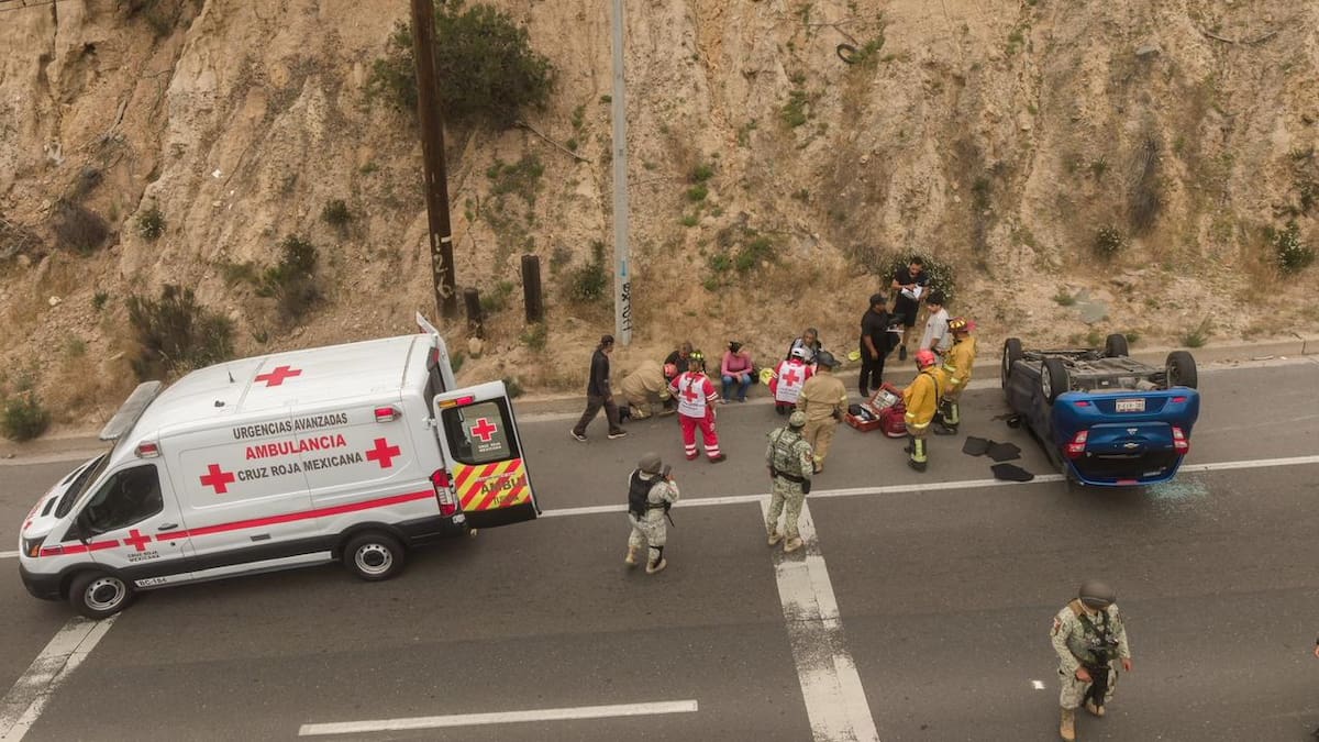 El accidente ocurrió la tarde del martes y no se reportaron personas con lesiones de gravedad, pese a la volcadura de uno de los vehículos. Foto: Border Zoom