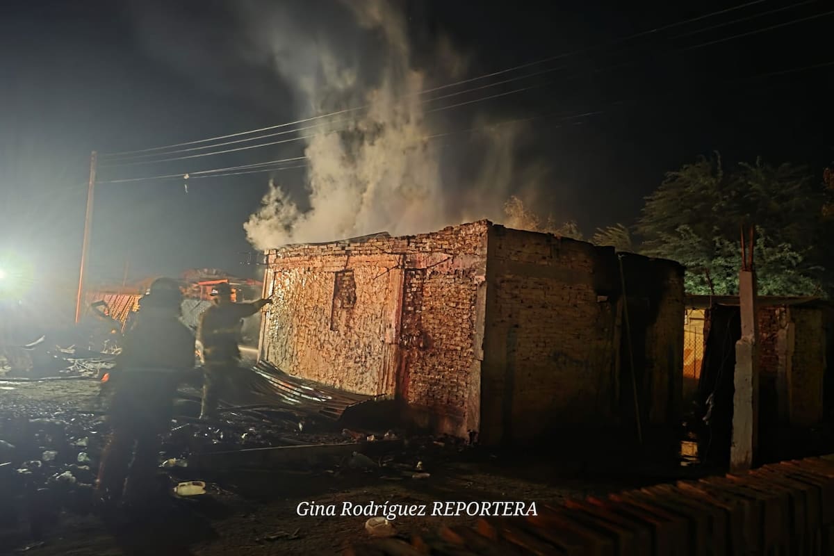 Fuerte incendio consume vivienda en la colonia Aviación en San Luis