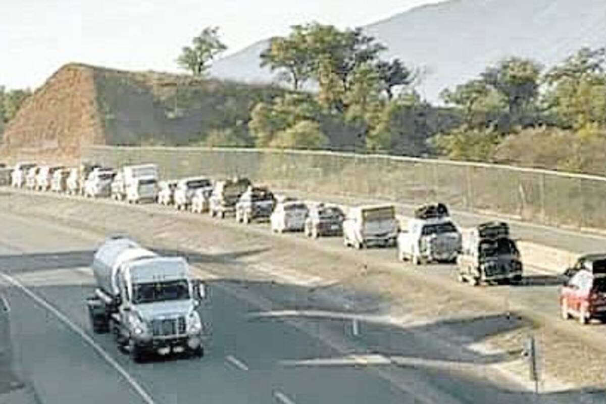 Paisanos hacen largas filas para cruzar a México