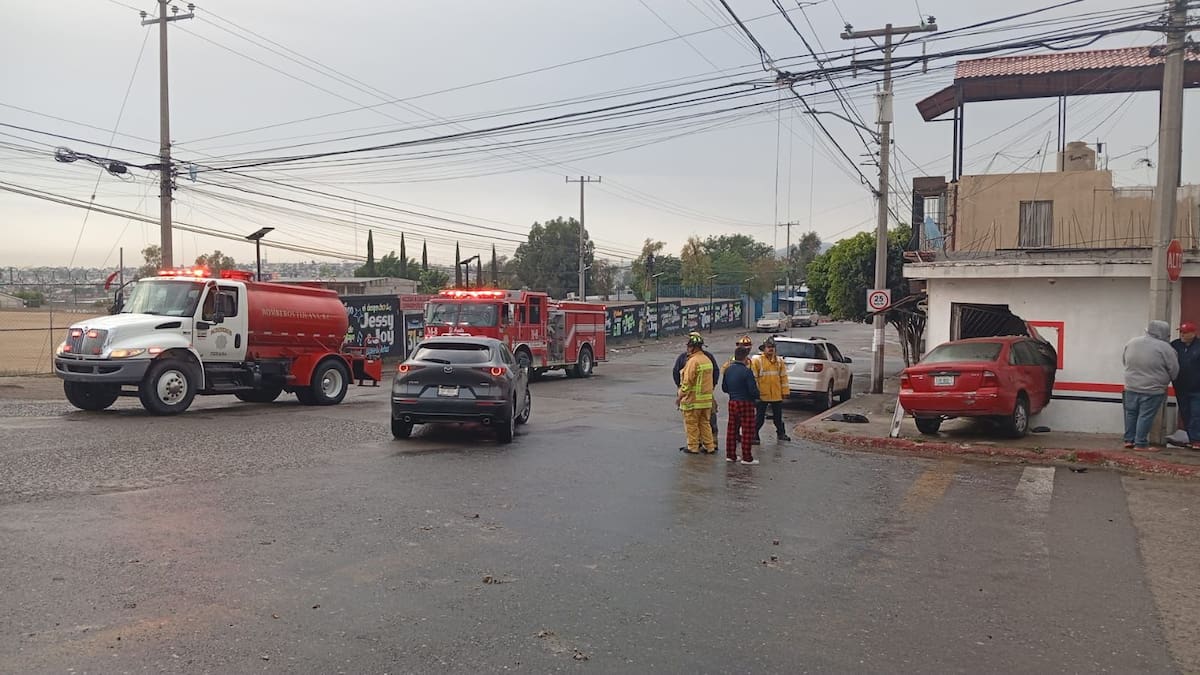 La conductora fue trasladada a un hospital; el negocio estaba cerrado al momento del accidente. Foto: Border Zoom