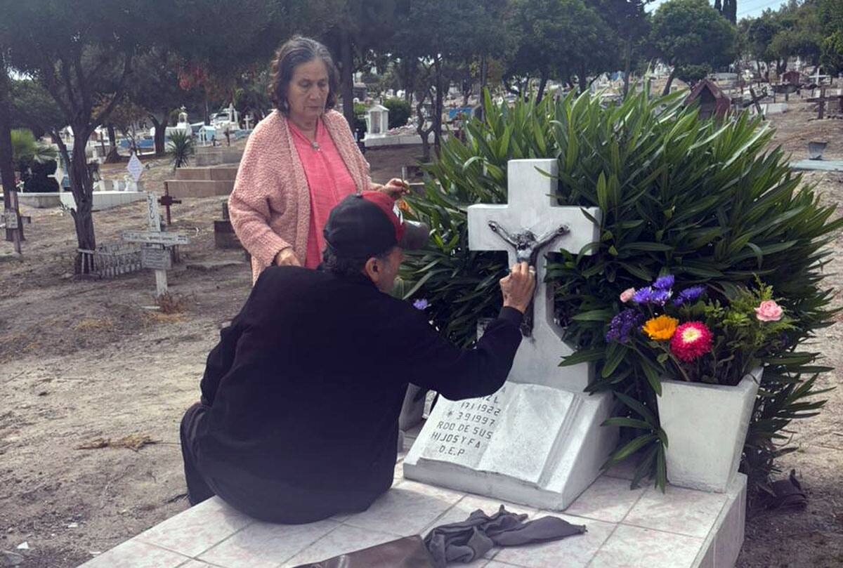 Con flores, escobas y cubetas, los ciudadanos llegaron a limpiar y decorar las lápidas de sus madres.