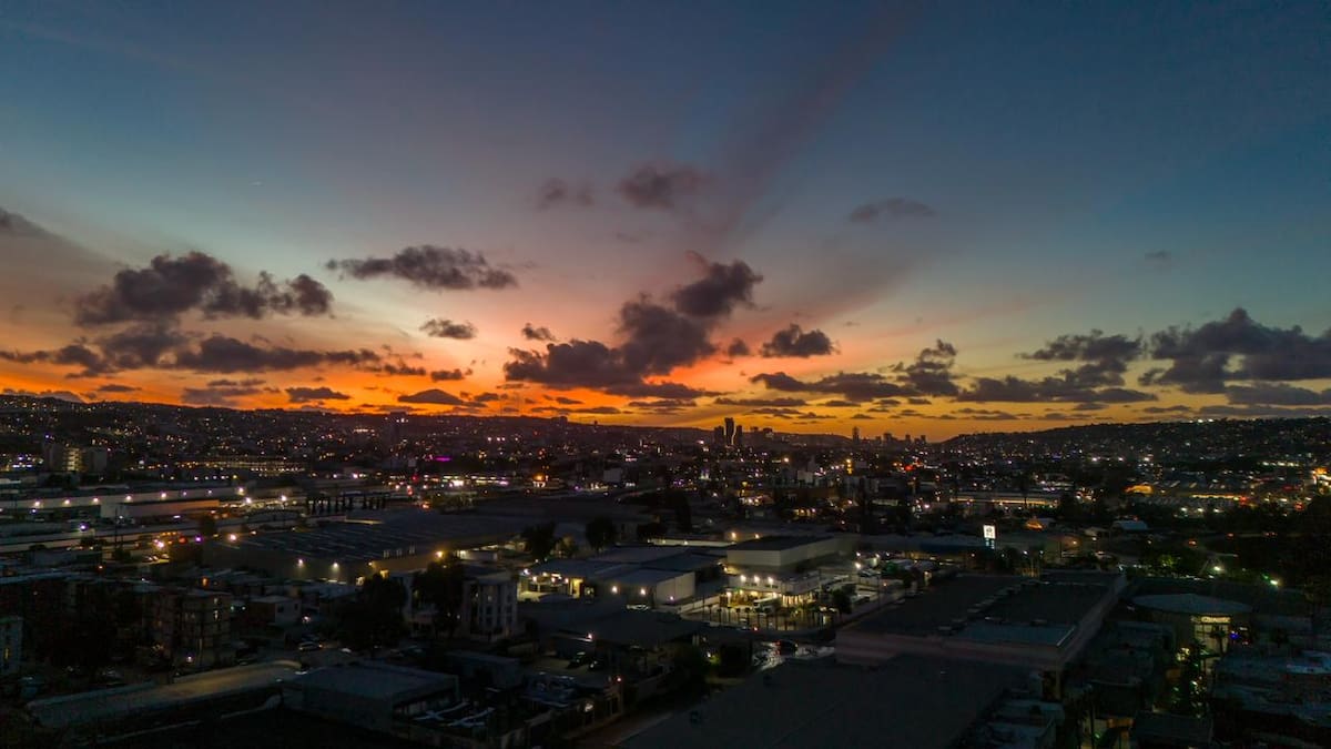 El cielo de Tijuana regaló un espectáculo con tonos naranjas, azules y dorados después de varios días de lluvia. Foto: Border Zoom
