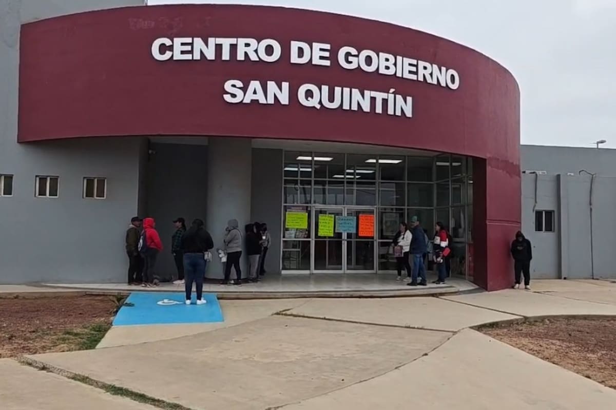 Toman Centro de Gobierno en San Quintín para reclamar áreas verdes