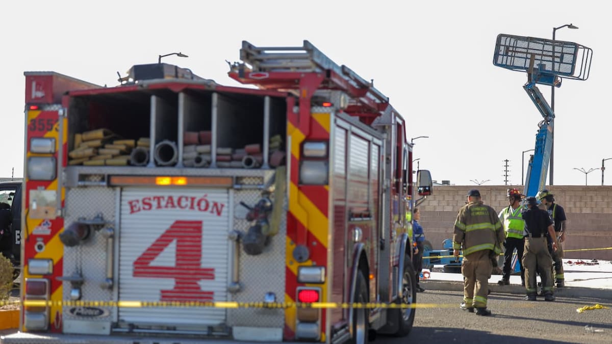 Mueren dos de los tres trabajadores lesionados tras caída de grúa en Plaza Quiroga de Hermosillo