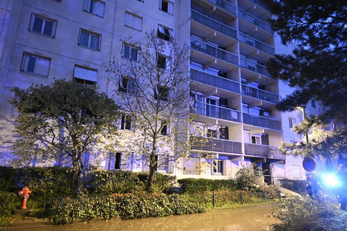 Vaulx-en-velin (lyon) (France), 16/12/2022.- A general view of an apartment building in Vaulx-en-Velin, outside Lyon, central France, 16 December 2022. A fire broke out around 3:00 a.m. CET on 16 December at a seven-story apartment building in Vaulx-en-Velin, a suburb of the French city of Lyon, according to the prefecture du Rhone. At least 10 people, including five children, were killed in the blaze. (Incendio, Francia) EFE/EPA/JOEL PHILIPPON FRANCE OUT
