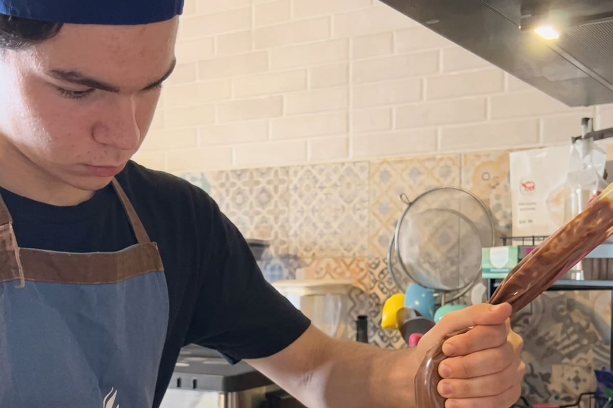 Joven saca del horno su emprendimiento