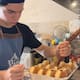 Joven saca del horno su emprendimiento