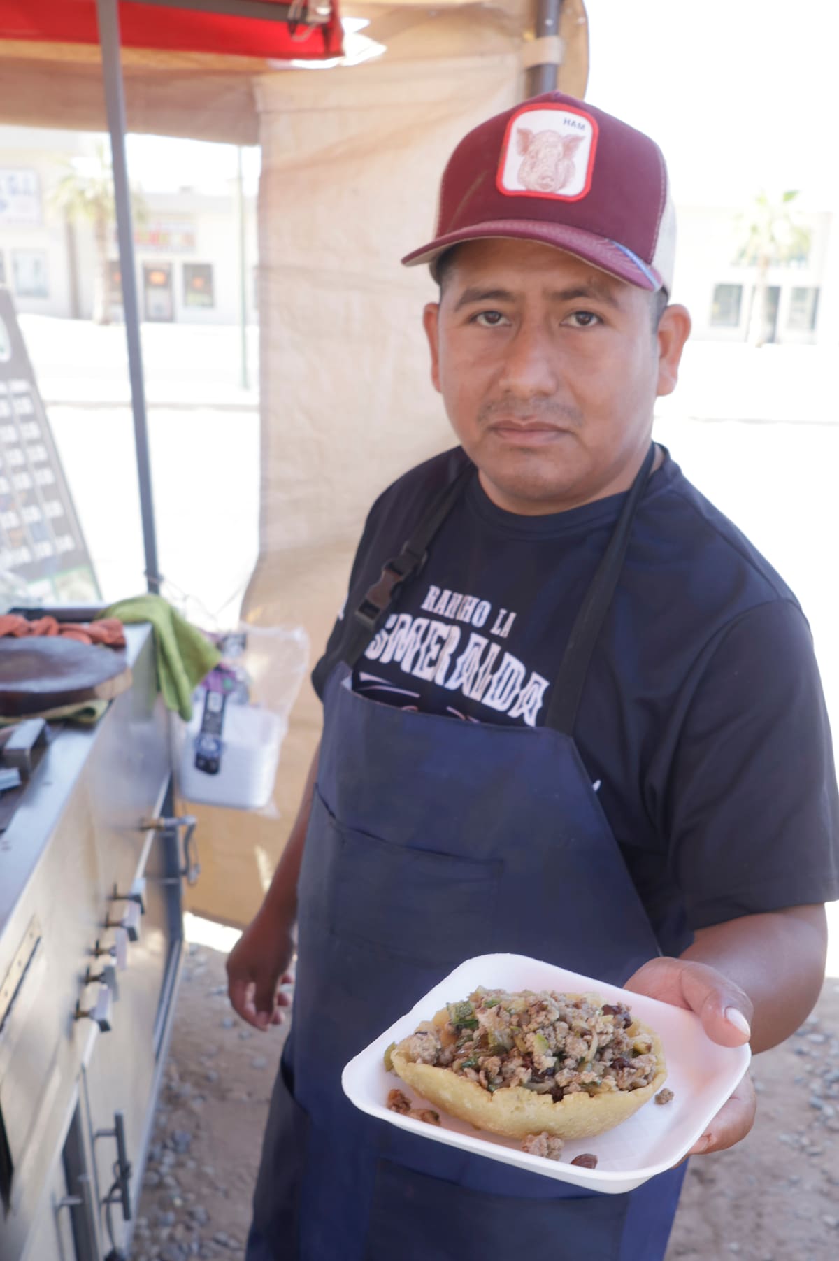 Manuel Méndez muestra algunos de los platillos más solicitados.