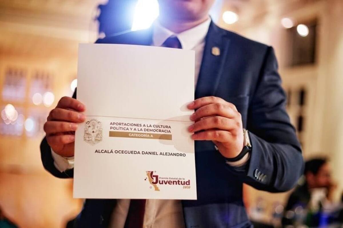 Entregan premio estatal a jóvenes