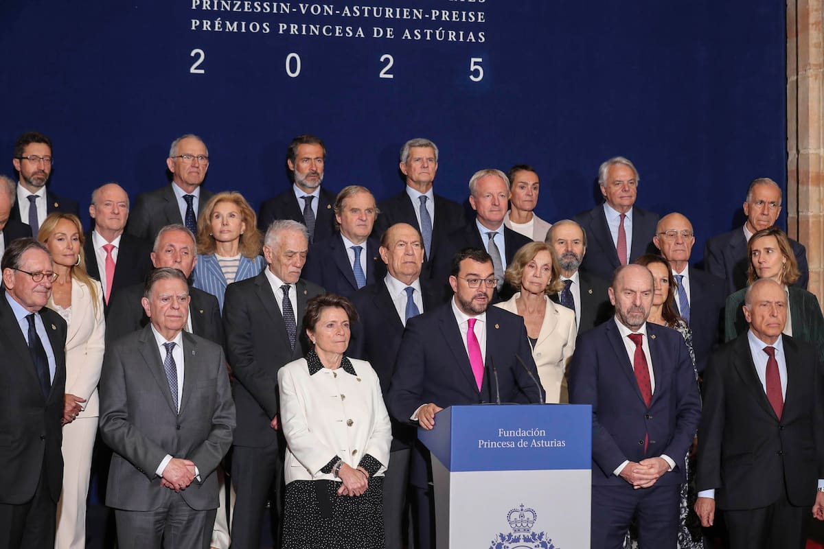 El jurado del Premio Princesa de Asturias de la Concordia 2025, presidido por Adrián Barbón, durante la lectura, este miércoles, del acta del jurado que otorga el galardón de esta edición al Museo Nacional de Antropología de México, institución creada en 1940 que investiga, conserva y exhibe las colecciones arqueológicas y etnográficas más importantes del país. EFE/ J.L. Cereijido