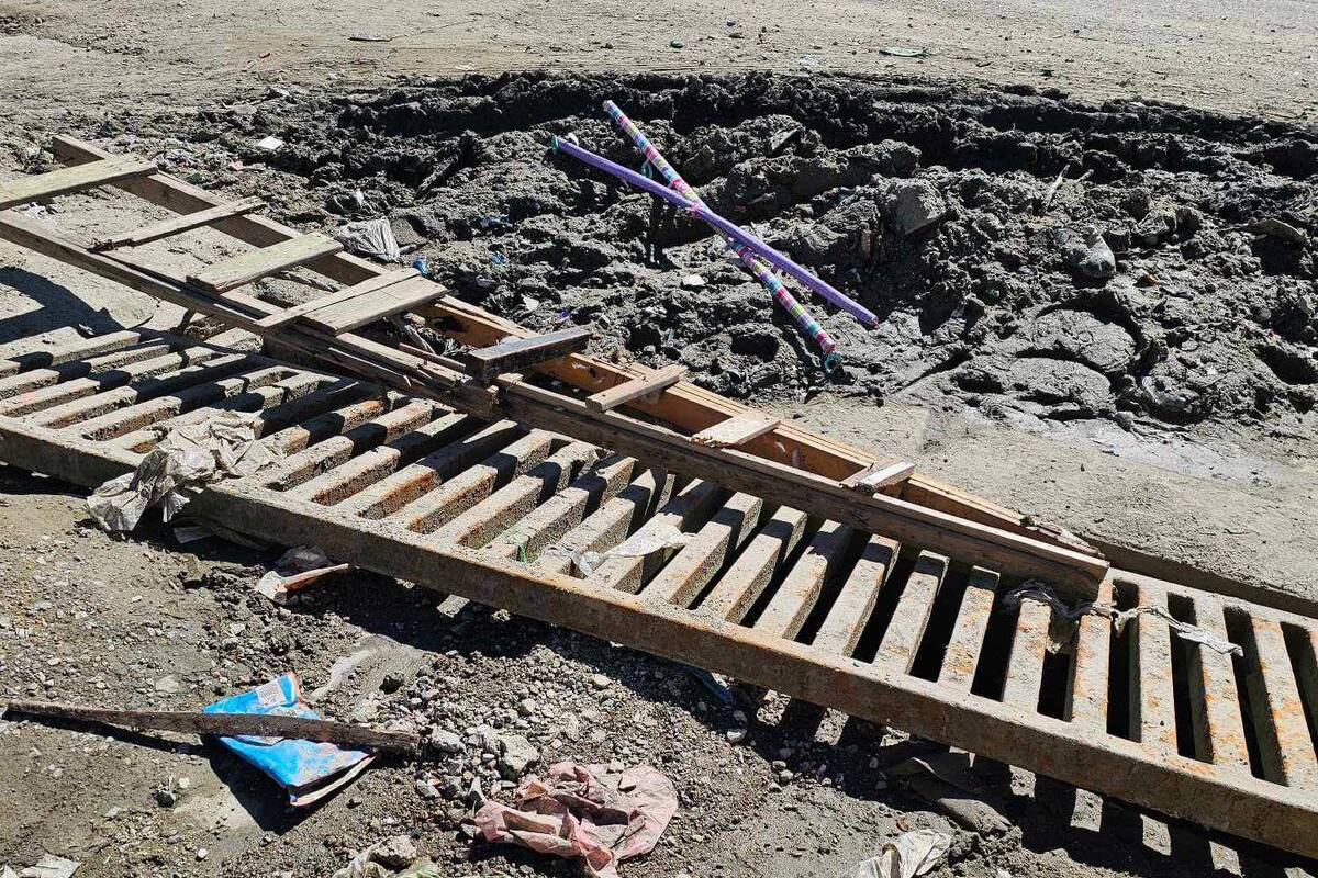 Denuncian alcantarilla vandalizada en Villa del Campo