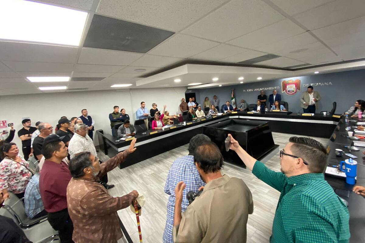 Policías retirados exigen aumento salarial ante el Cabildo de Tijuana