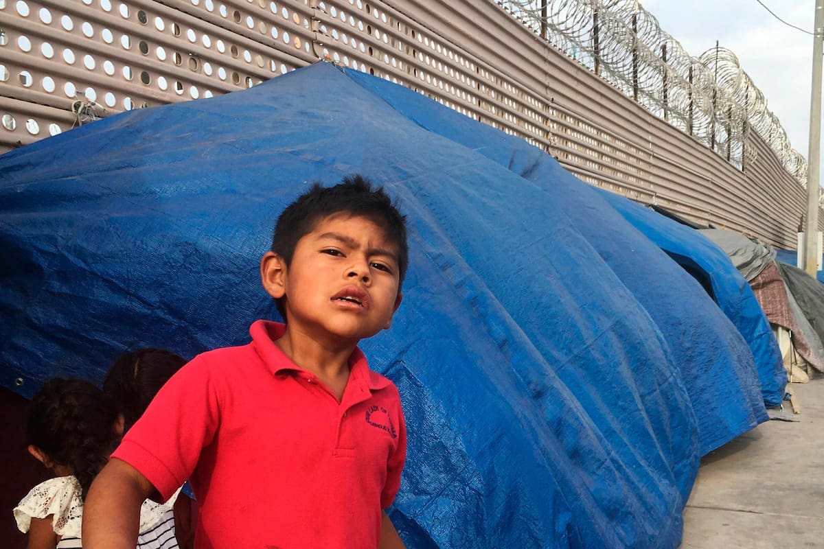 Gobierno de EU suspende programas para niños migrantes
