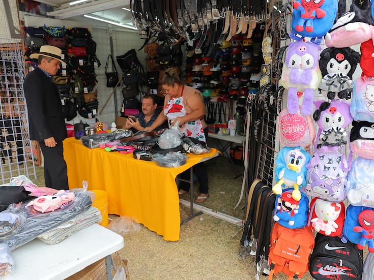 Tianguis Navideño en Plaza El Mundito inicia sin puestos de comida por medidas de seguridad