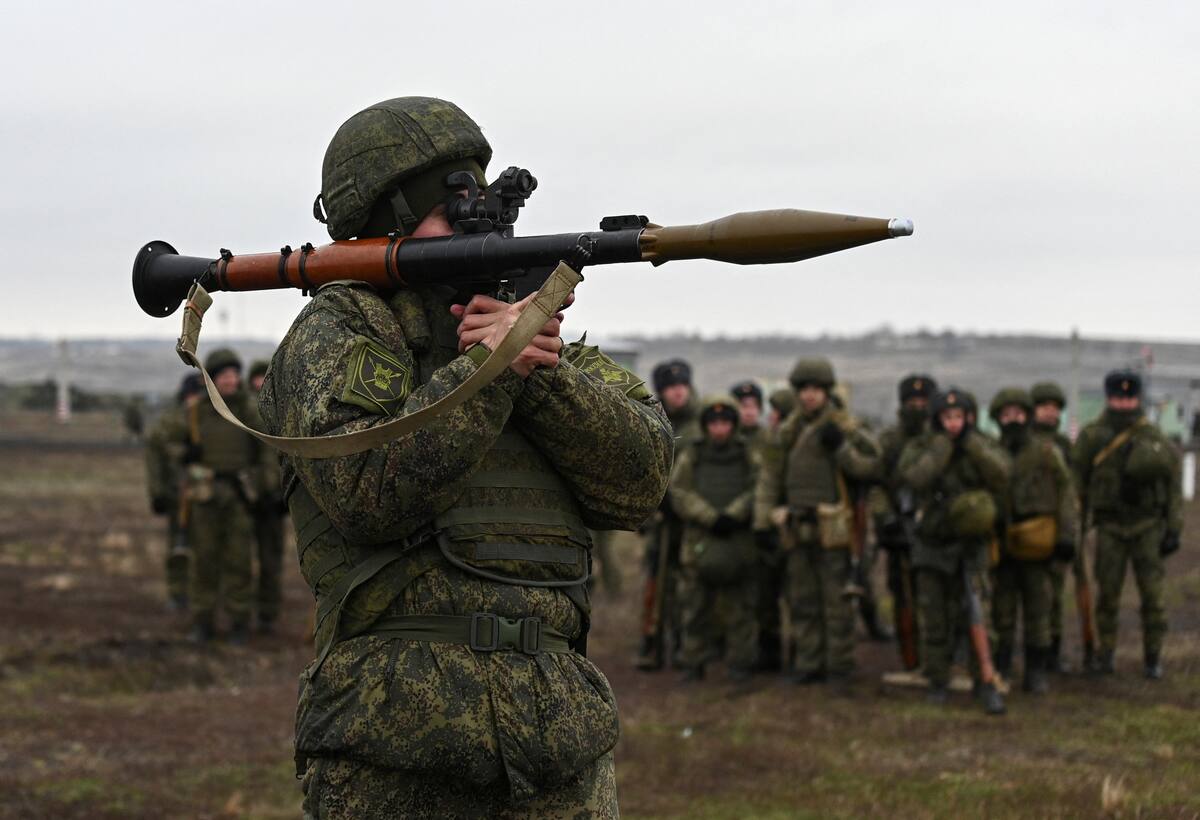 FOTO DE ARCHIVO: Un operador de lanzagranadas de las fuerzas armadas rusas durante unos ejercicios militares llevados a cabo en el óblast de Rostov, Rusia, el 14 de diciembre de 2021. REUTERS/Sergey Pivovarov