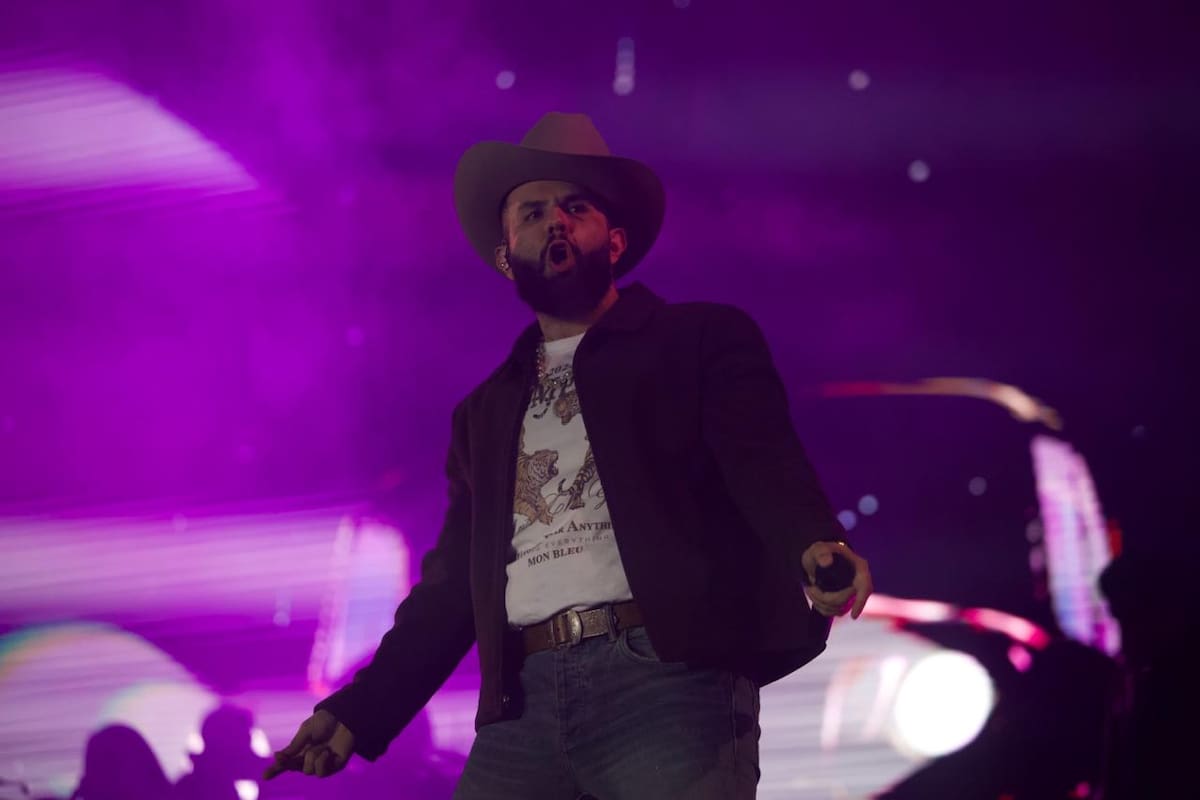 Con casa llena Carín León sale al escenario del estadio Chevron de Tijuana