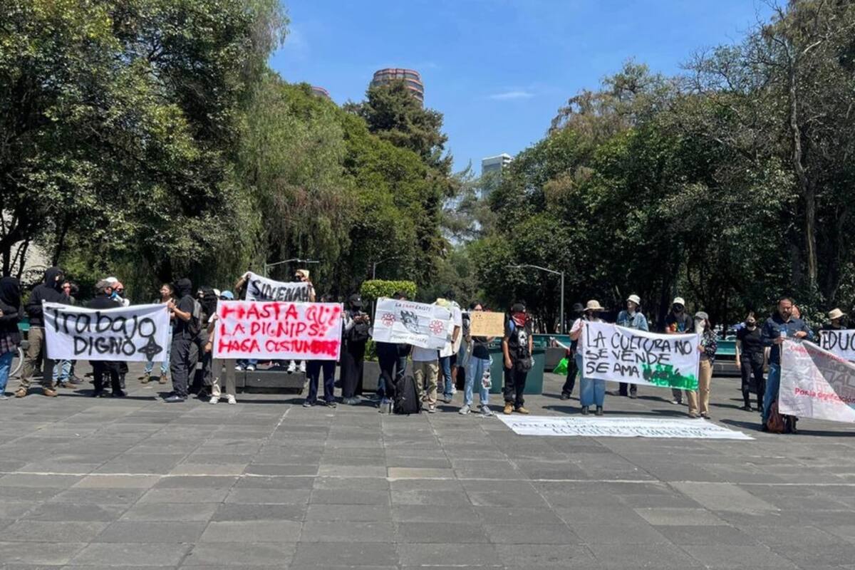 Estudiantes y trabajadores del ENAH protestan frente al Museo Nacional de Antropología