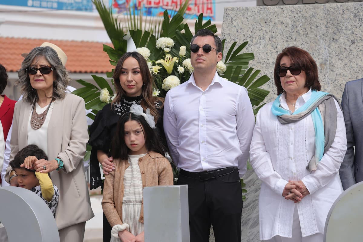 Guardia de Honor en la estatua de Luis Donaldo Colosio Murrieta a 30 años del Magnicidio, al evento asistieron Luis Donaldo Colosio Riojas, el gobernador Alfonso Durazo Montaño, amigos y familiares.