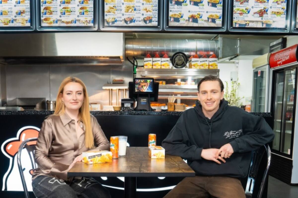 Harris Dickinson y Amelia Dimoldenberg coquetean con un vaso de leche en Chicken Shop Date