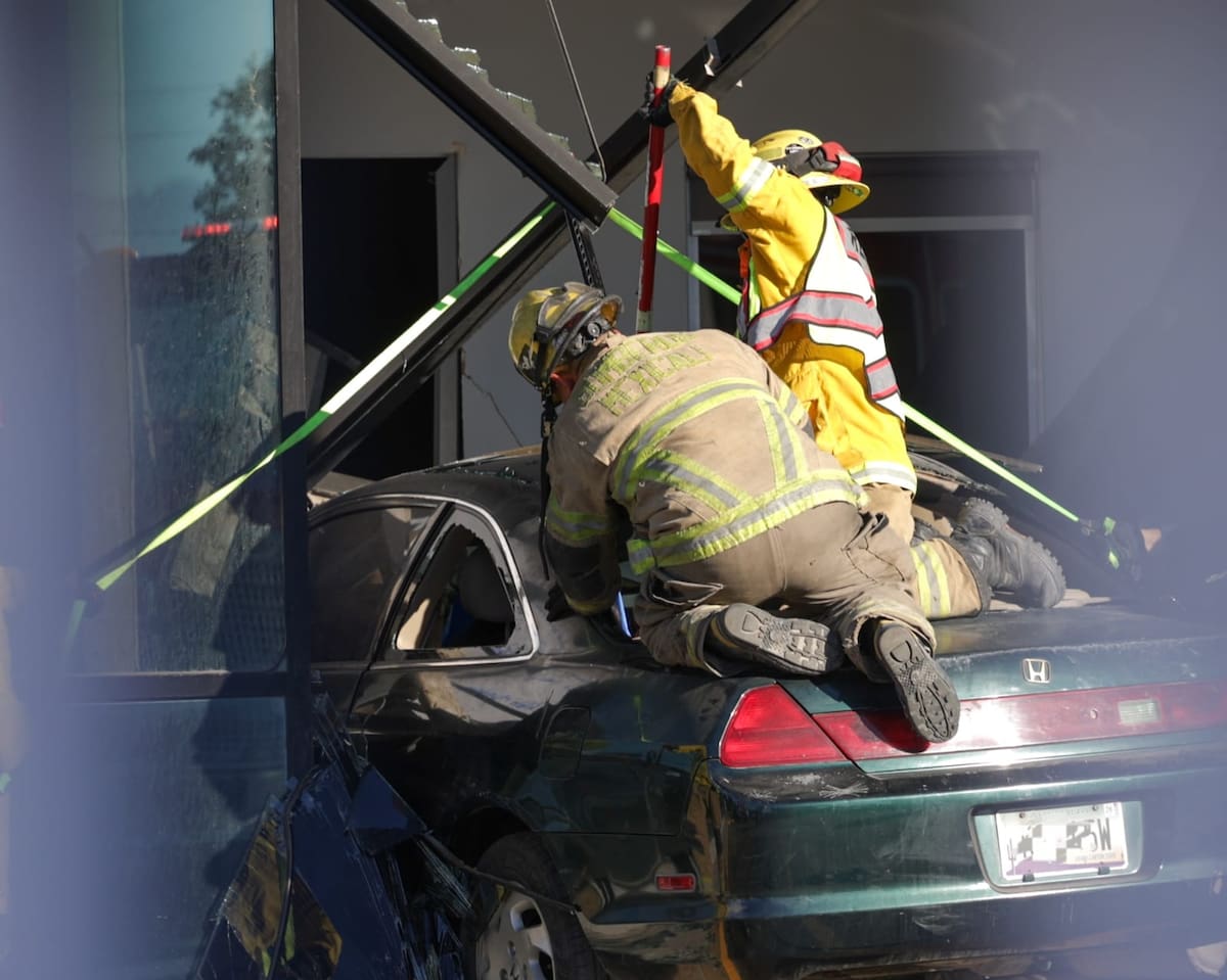 Una mujer perdió el control de su auto y lo impactó contra el ventanal de las oficinas de un parque industrial, incidente del cual resultó con lesiones menores. (Foto: Javier Gallegos)