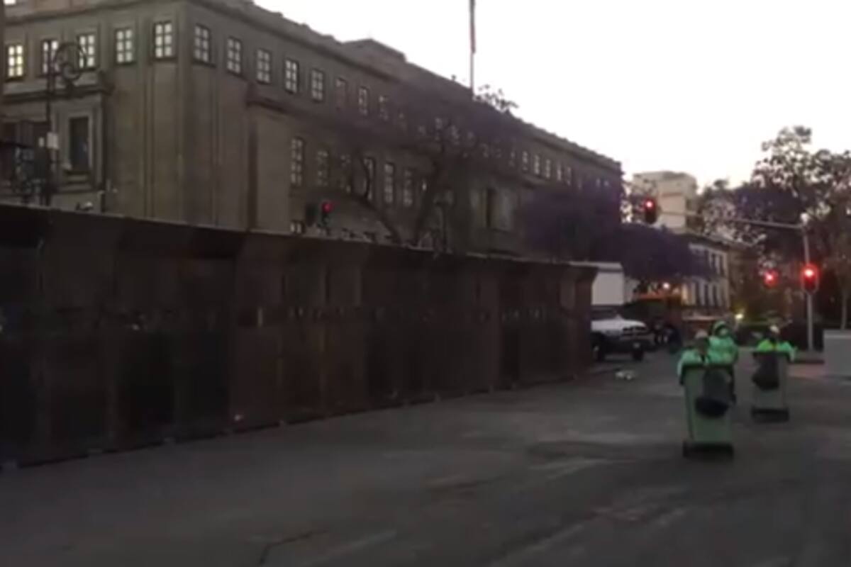 Resguardan con vallas Palacio Nacional de cara a marcha de mujeres
